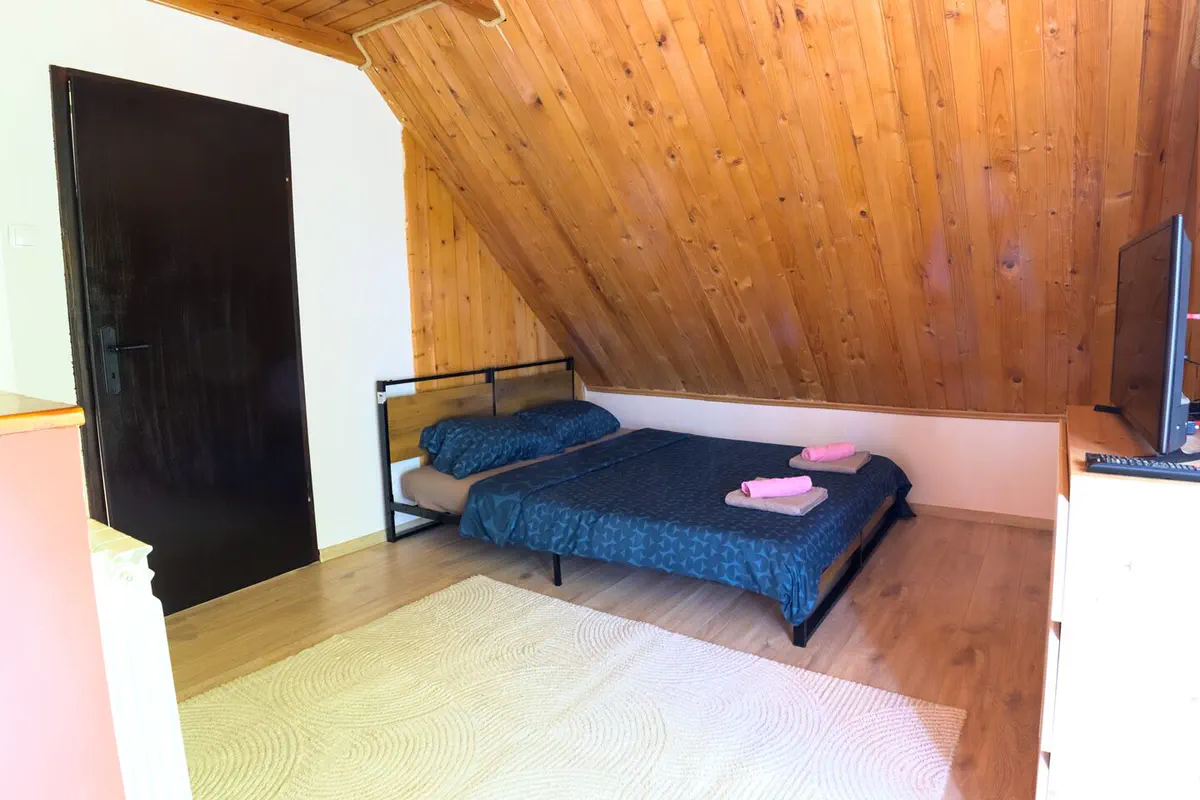 Potkrovna spavaća soba s izlazom na balkon